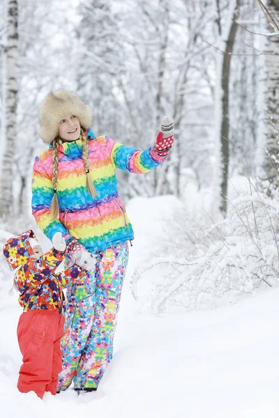 Barn och mor ha kul i vinter — Stockfoto