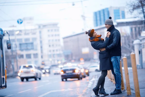 Couple sur le trottoir de la ville — Photo
