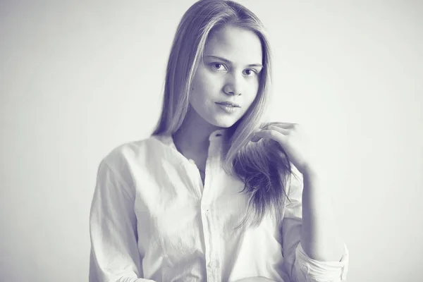 Retrato de mujer rubia tierna —  Fotos de Stock