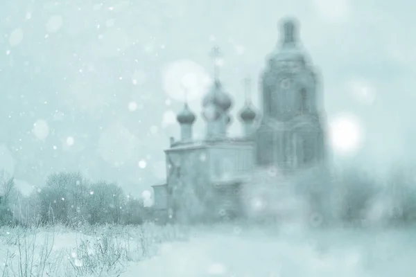雪に覆われた村の教会 — ストック写真