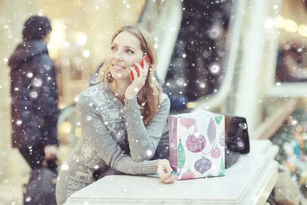 Blonďatá žena nákup vánočních dárků — Stock fotografie