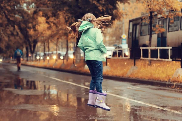 Lány játszik szabadtéri eső után — Stock Fotó