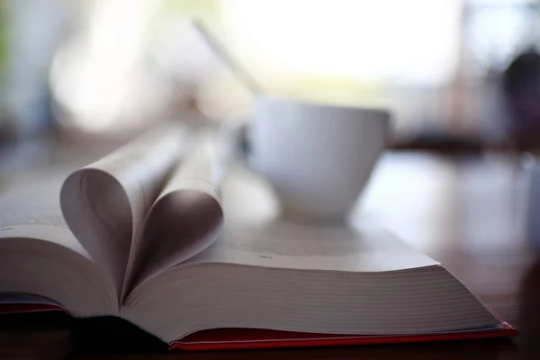 Corazón de páginas de libros — Foto de Stock