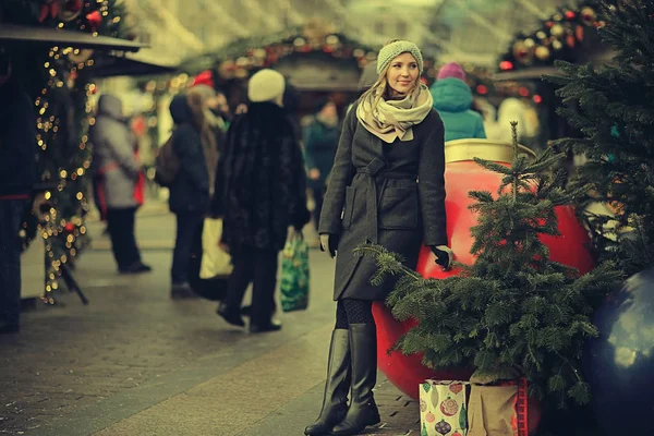Ευτυχισμένη γυναίκα αγοράζοντας δώρα — Φωτογραφία Αρχείου