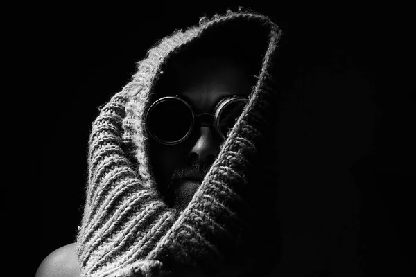 Странный человек в очках — стоковое фото