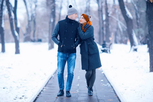 Casal andando nas ruas de Moscou — Fotografia de Stock