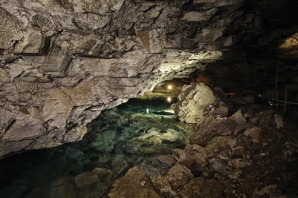 Cueva natural en la montaña — Foto de Stock