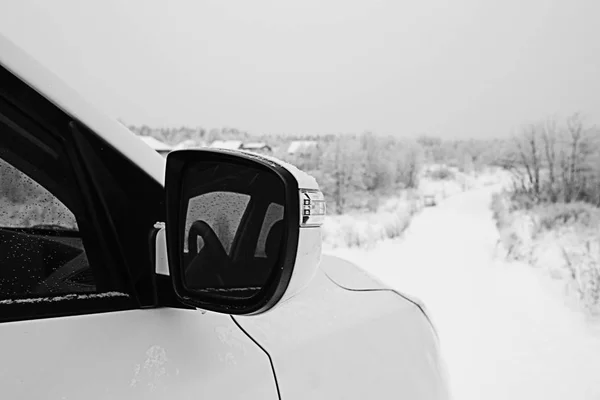 Auto v zasněžené krajině — Stock fotografie