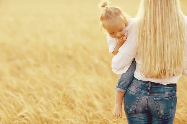 Mamma och lilla dotter utomhus — Stockfoto