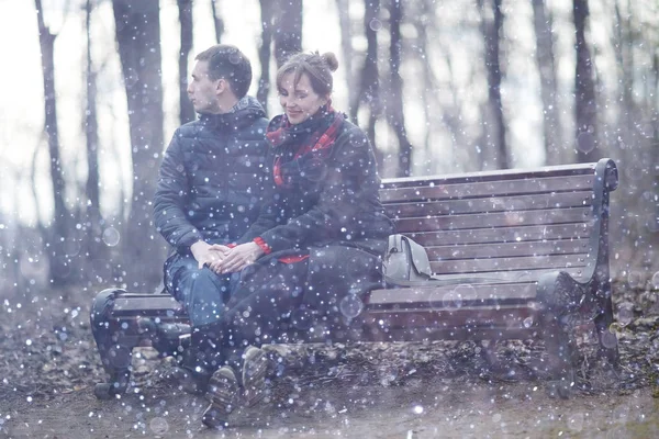 Casal sentado em um banco — Fotografia de Stock