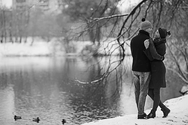 Hombre y mujer en un parque de la ciudad — Foto de Stock