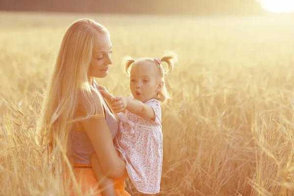 Moeder en dochter in veld — Stockfoto