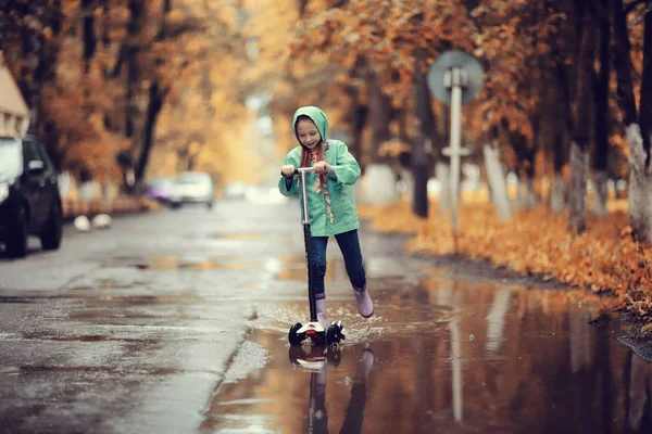 Дівчина їде на скутері в парку — стокове фото