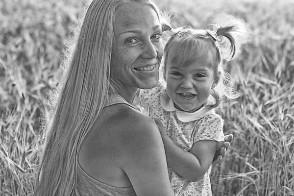Madre e hija pequeña en el campo — Foto de Stock