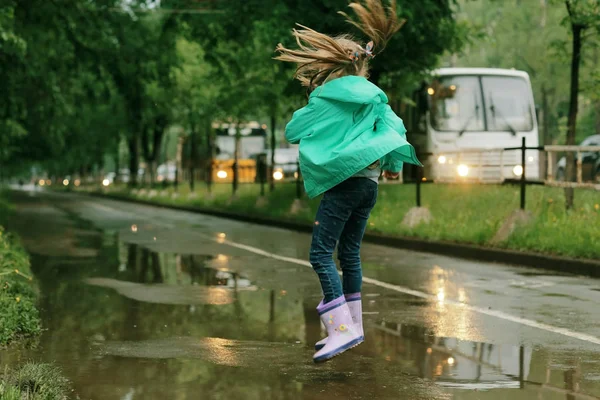 春の雨の下でかわいい女の子 — ストック写真