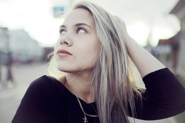 Blondine mit langen Haaren im Freien — Stockfoto