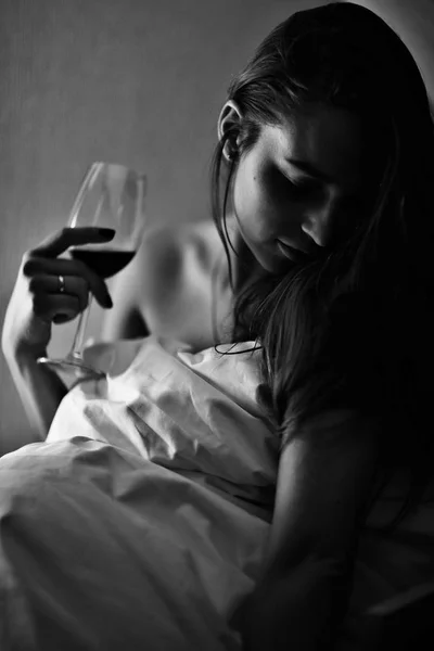 Bir kadeh şarap tutan kadın. — Stok fotoğraf