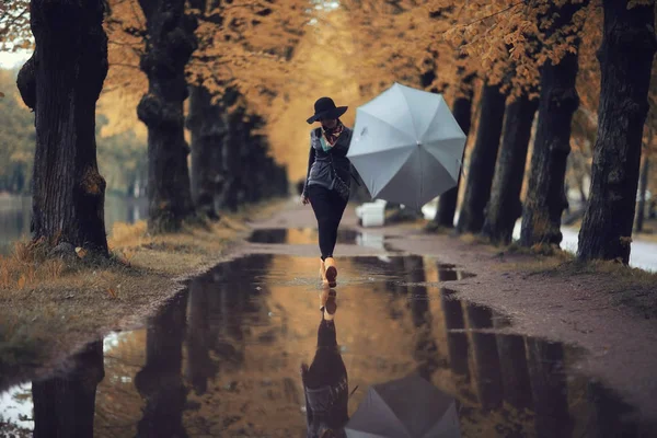 Kvinna gå på gatan — Stockfoto