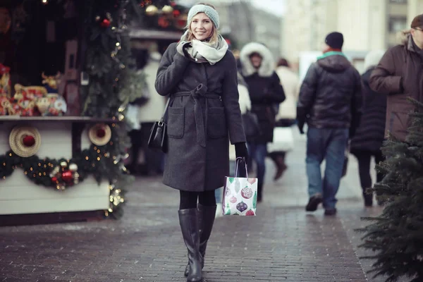 Zamyšlená žena na zimní — Stock fotografie