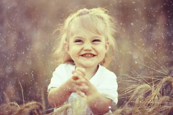 Little girl in field — Stock Photo, Image