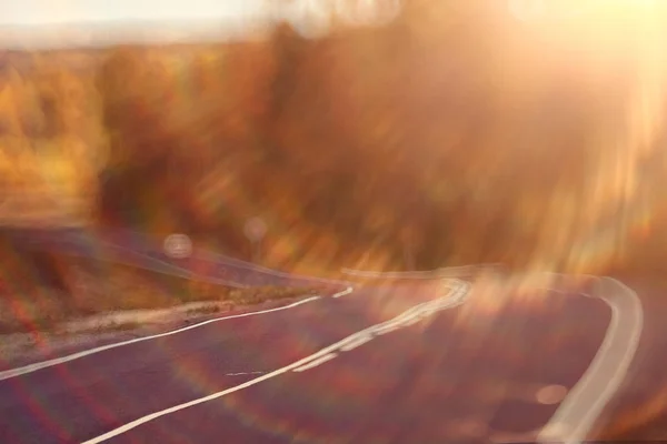 秋の道路は、背景をぼかし — ストック写真