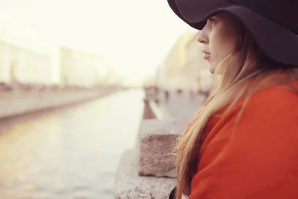 Bruna donna in cappello — Foto Stock