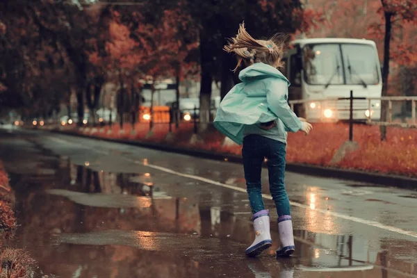 Дівчина грає на відкритому повітрі після дощу — стокове фото