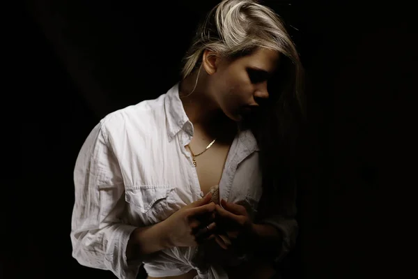 Portrett av en ung blond kvinne – stockfoto