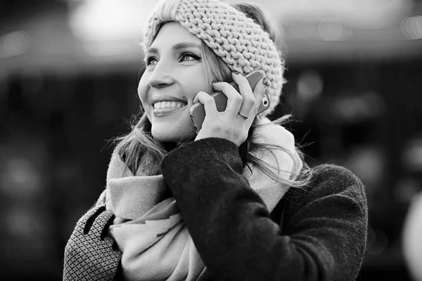 Ung kvinna promenader i staden — Stockfoto