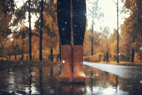 Pies de mujer en botas de goma — Foto de Stock