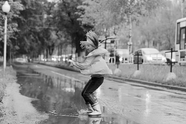 Bonito menina sob primavera chuva — Fotografia de Stock