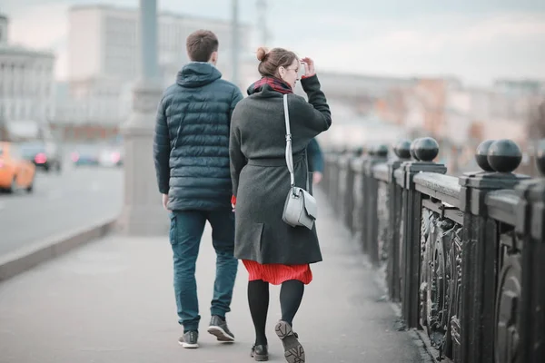 Unga älskare promenader i city — Stockfoto