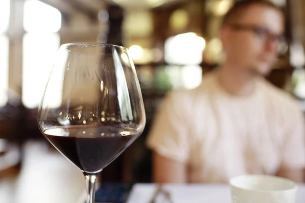 与葡萄酒玻璃桌上的晚餐 — 图库照片