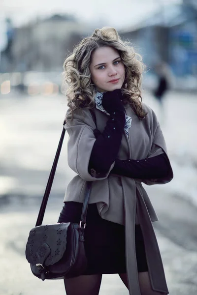 Fille en manteau d'automne et gants — Photo