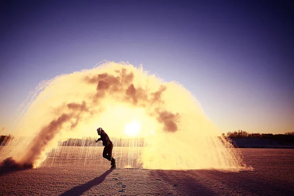 Homme faisant fontaine de neige — Photo