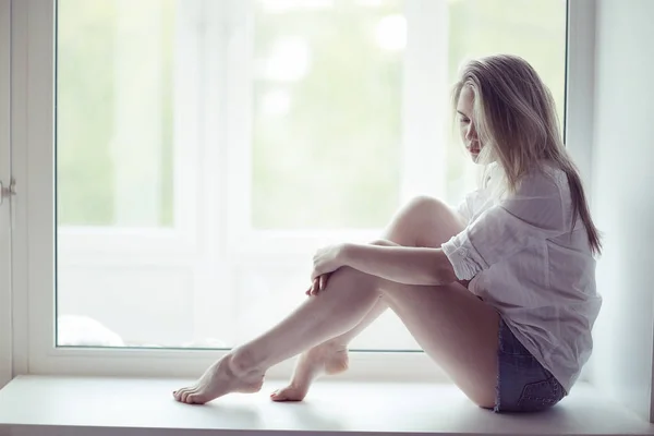 Mujer joven en casa — Foto de Stock