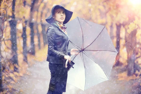 Woman walking on street — Stock Photo, Image