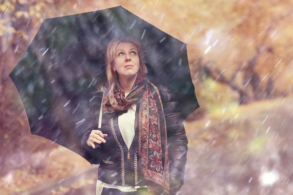 가 공원에서 우산을 가진 여자 — 스톡 사진