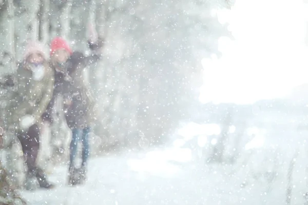 Jonge vrouwen in winter park — Stockfoto