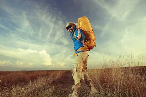 Homem viajante com uma mochila — Fotografia de Stock