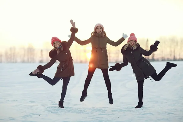 Gruppo di ragazze che saltano in inverno — Foto Stock
