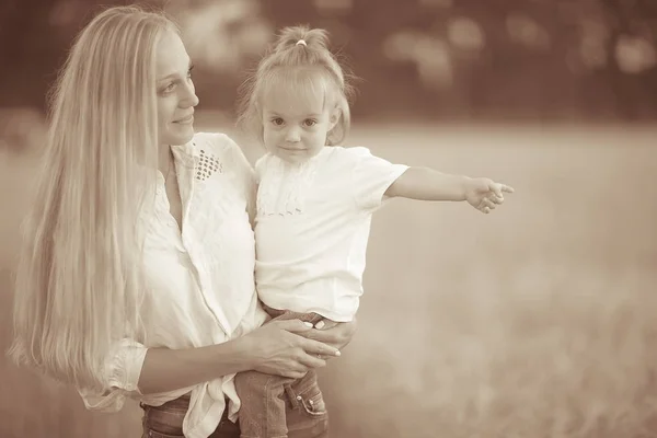 Moeder en dochter in veld — Stockfoto