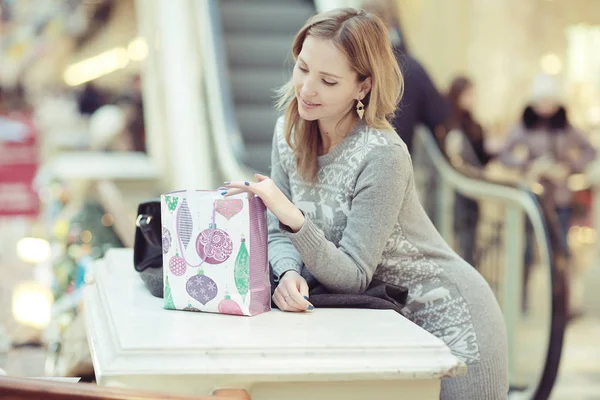 Mulher de férias no centro comercial — Fotografia de Stock