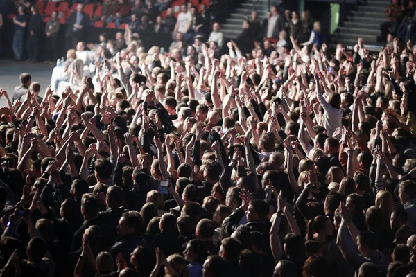 Tömeg egy rock koncerten — Stock Fotó
