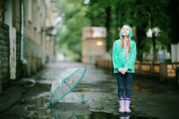 Söt flicka under våren regn — Stockfoto