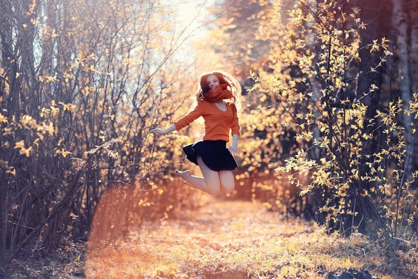 Veselá dívka v podzimním parku — Stock fotografie