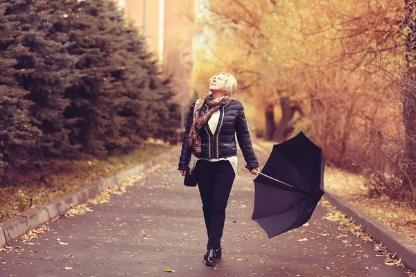 Donna con ombrello nel parco autunnale — Foto Stock