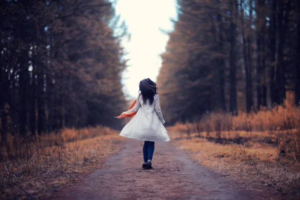 Fille gaie dans le parc d'automne — Photo