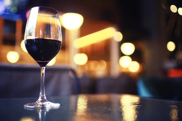 Serving a glass of red wine — Stock Photo, Image