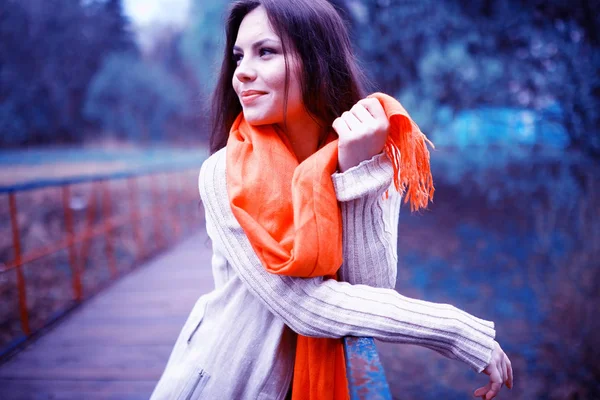 Jeune fille dans le parc — Photo